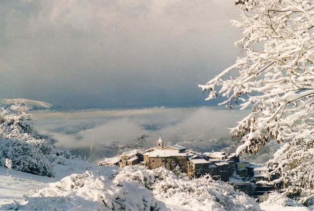 Panorama innevato del centro di Roiate